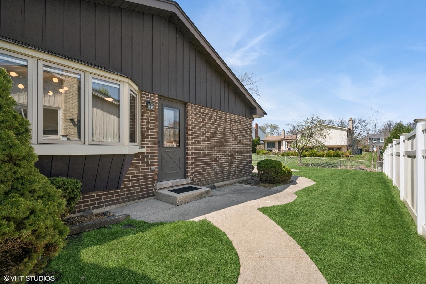 2114 E Peachtree Lane, Arlington Heights, IL 60004