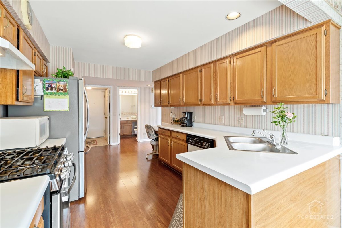 110 N Knollwood Drive, Schaumburg, IL 60194