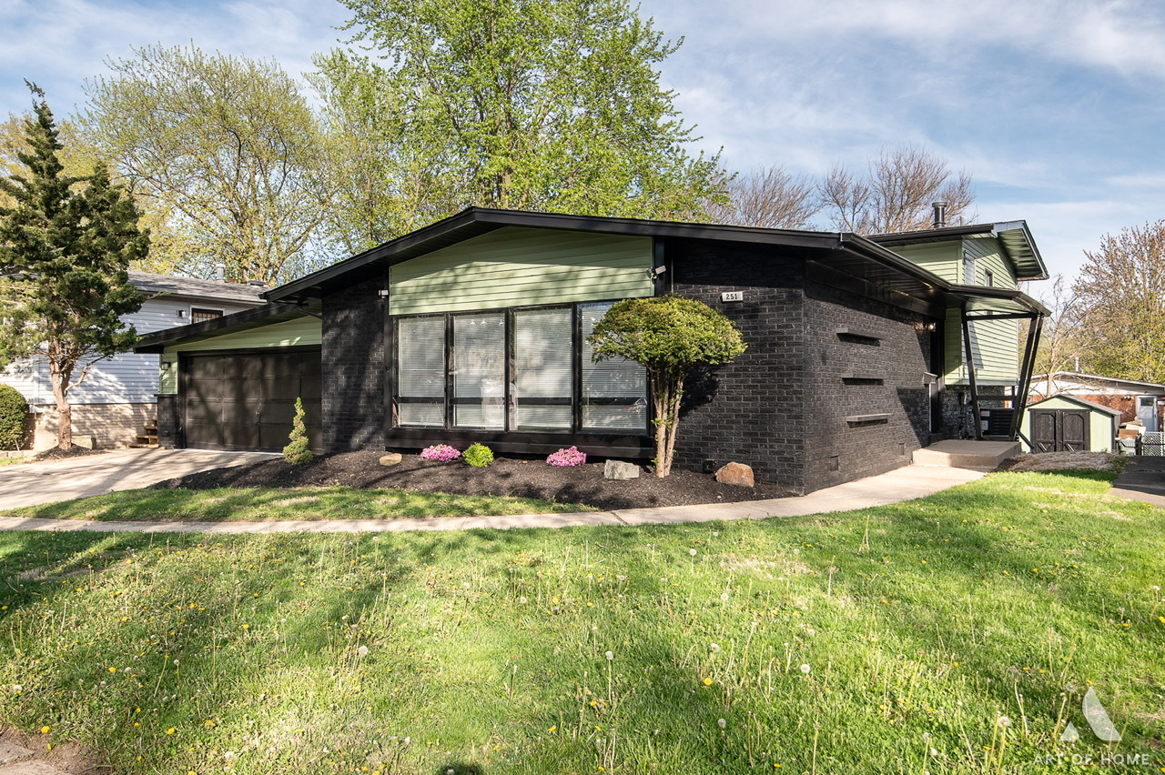 251 N Pleasant Drive, Glenwood, IL 60425