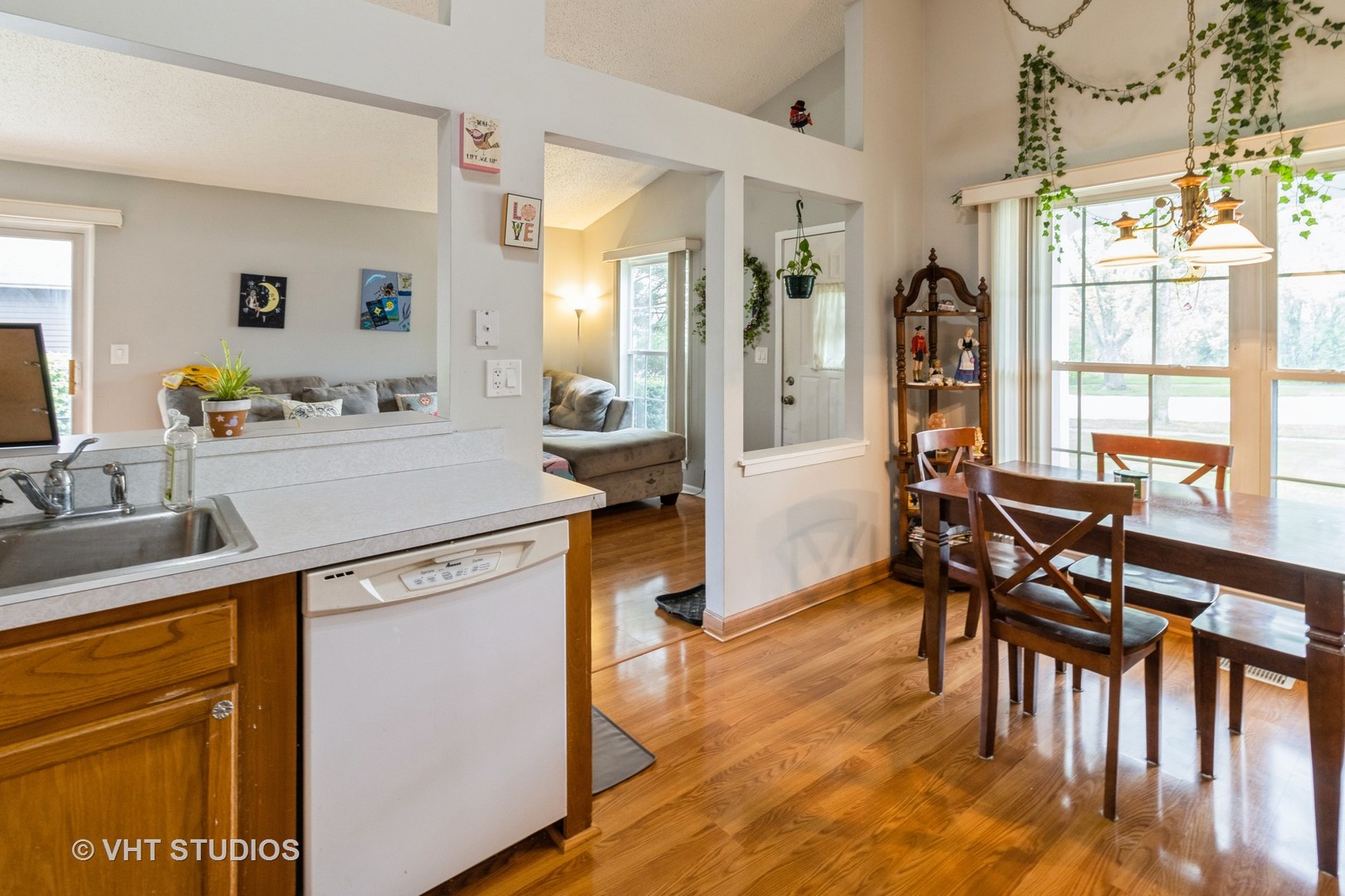 2048 NAVARONE Drive, Naperville, IL 60565