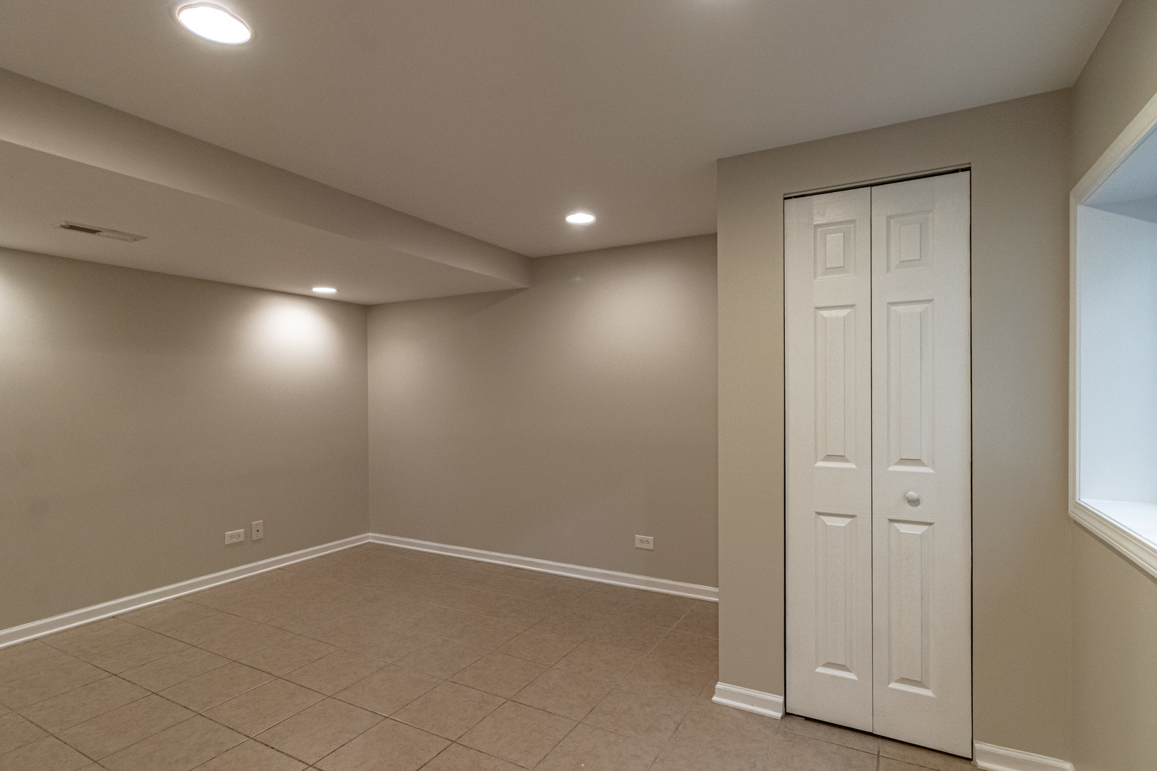 690 Greenview Lane, Wheeling, IL 60090