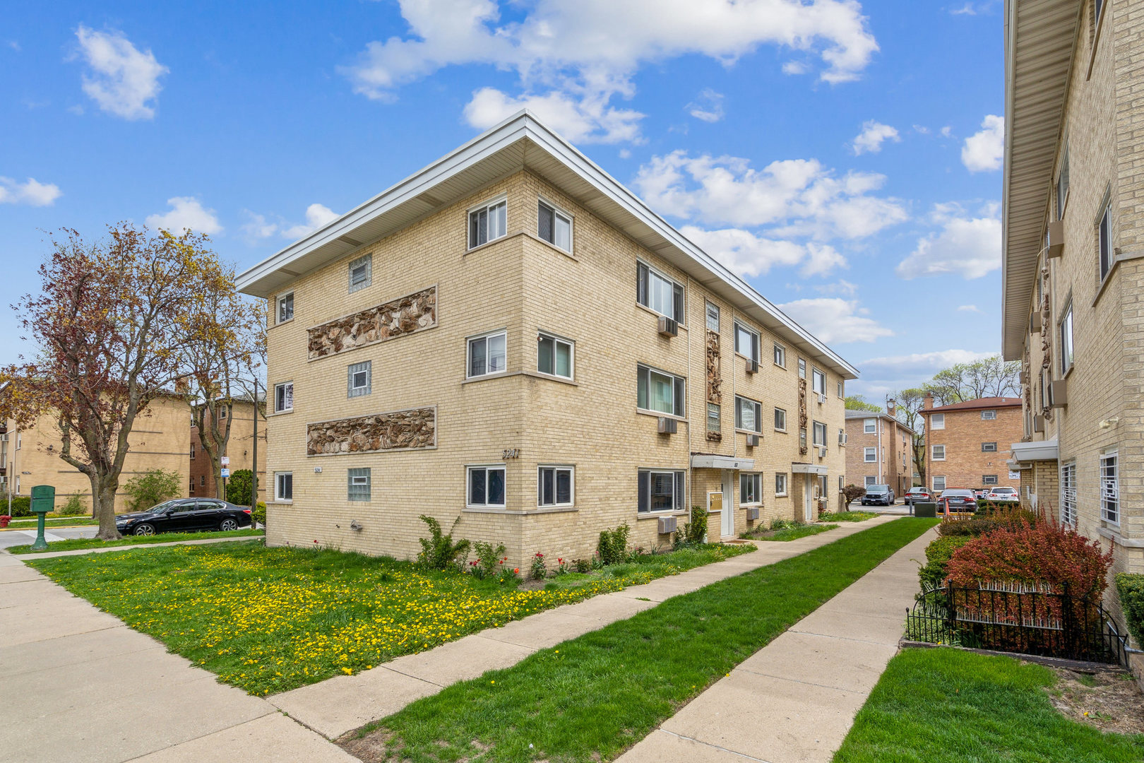 5241 N EAST RIVER Road #3A, Chicago, IL 60656