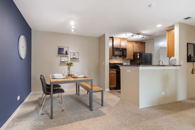 21 Kensington Circle #106, Wheaton, IL 60189