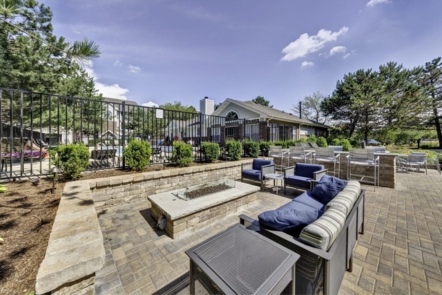 21 Kensington Circle #106, Wheaton, IL 60189