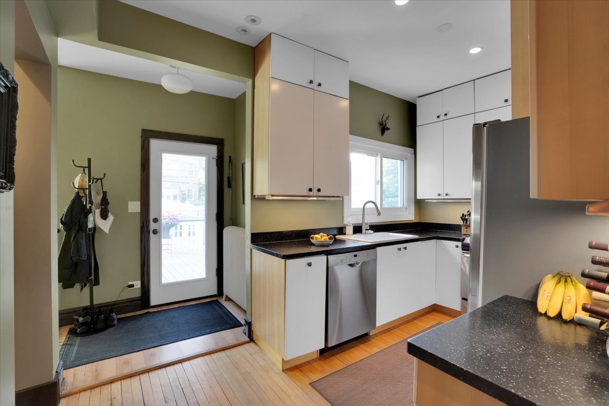 1331 W Granville Avenue, Chicago, IL 60660