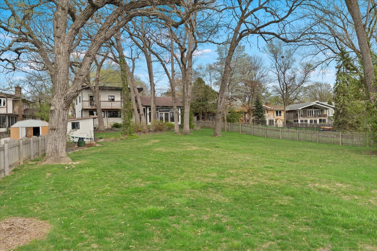 312 LAKE SHORE Drive, Lindenhurst, IL 60046