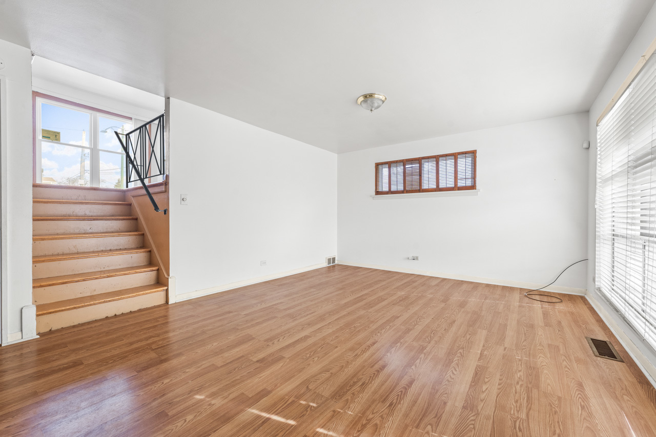 8576 S Woodlawn Avenue, Chicago, IL 60619