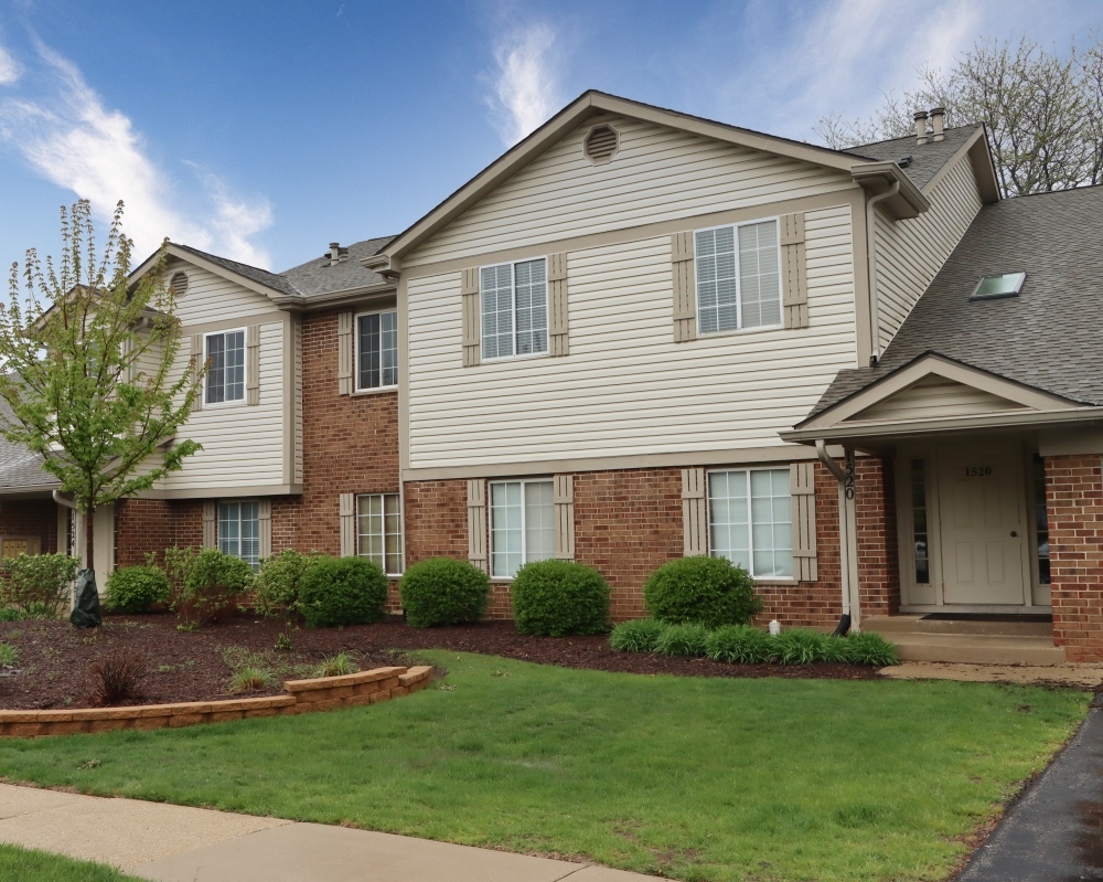 1520 COMMODORE Lane #6, Schaumburg, IL 60193