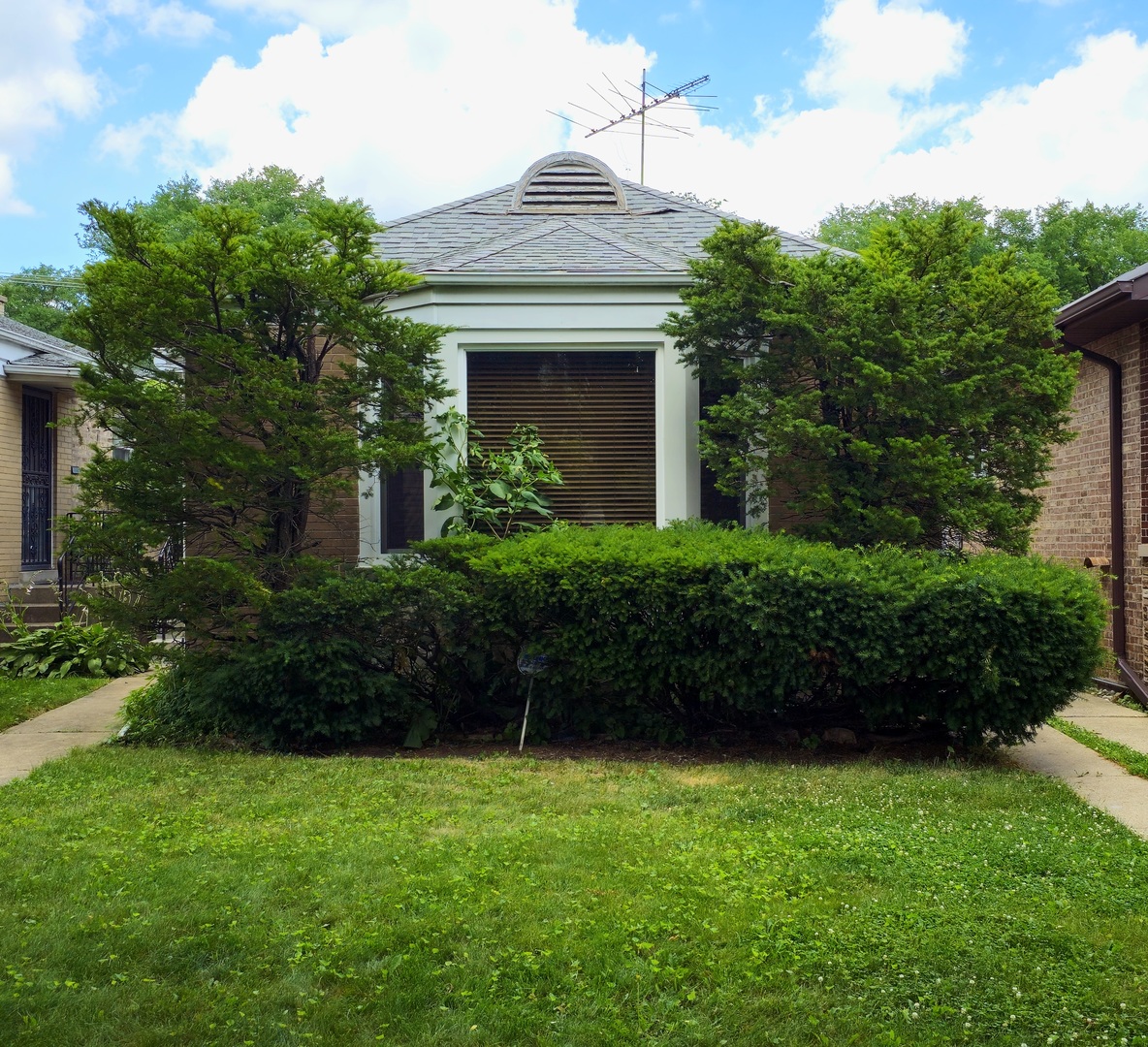 3110 W Jarvis Avenue, Chicago, IL 60645