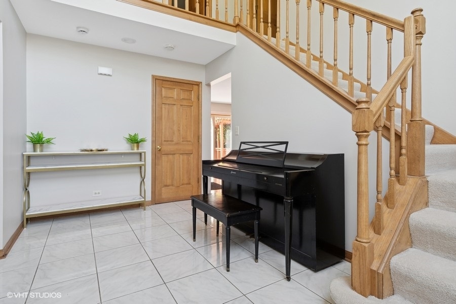 970 E Amberwood Circle, Naperville, IL 60563
