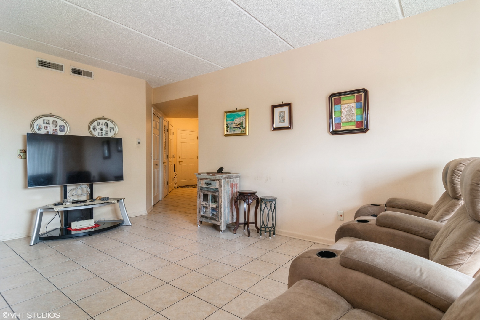 4534 N Cumberland Avenue #207, Chicago, IL 60656