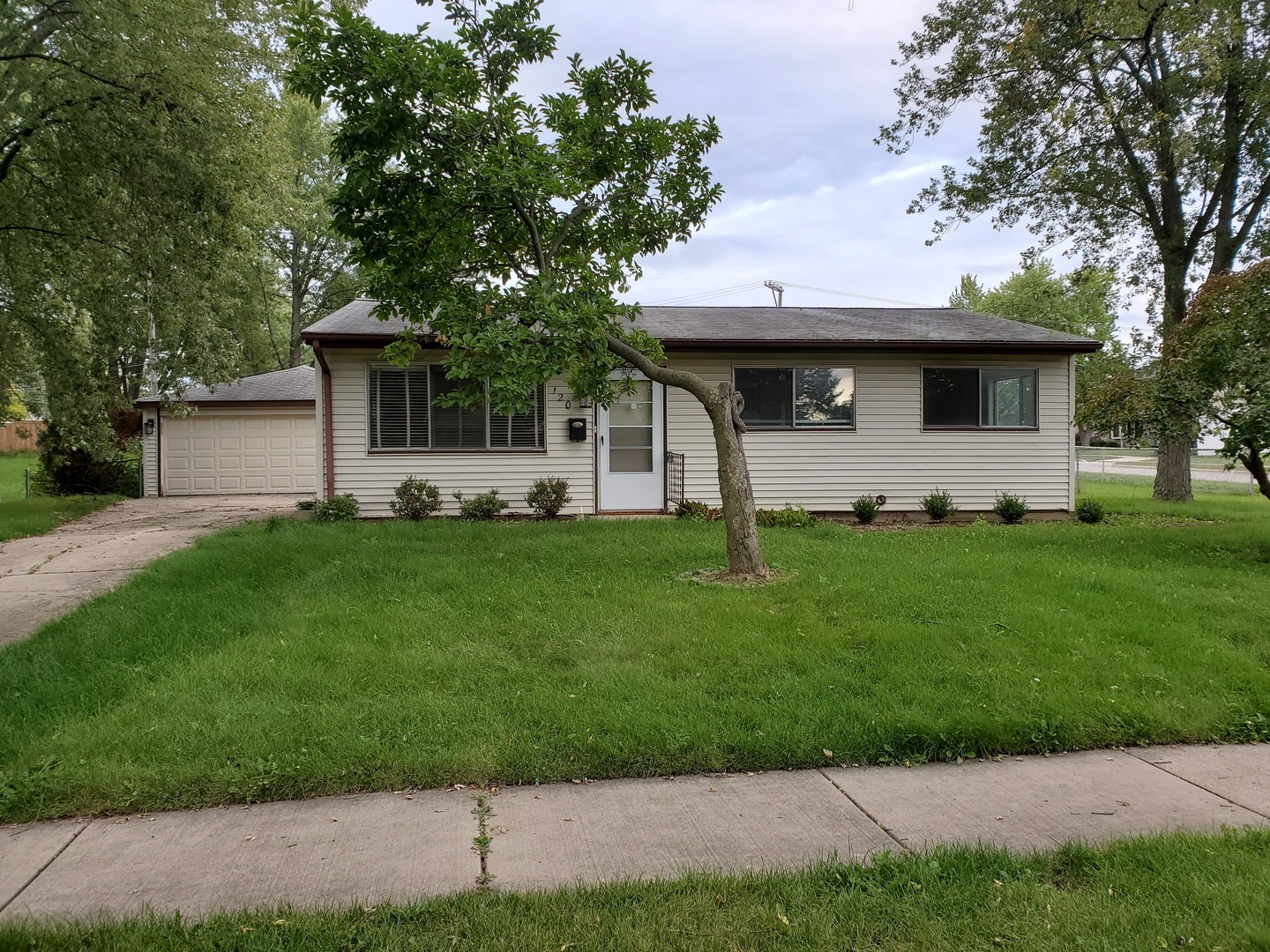 120 GROW Lane, Streamwood, IL 60107
