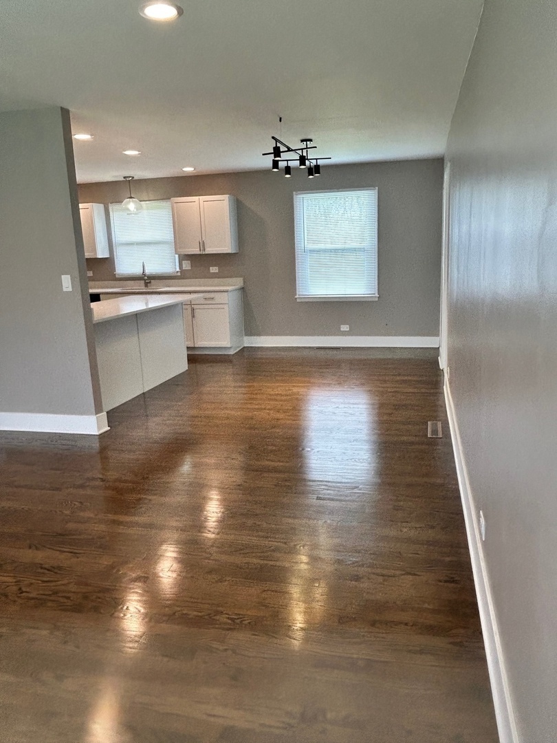 607 W Maude Avenue, Arlington Heights, IL 60004