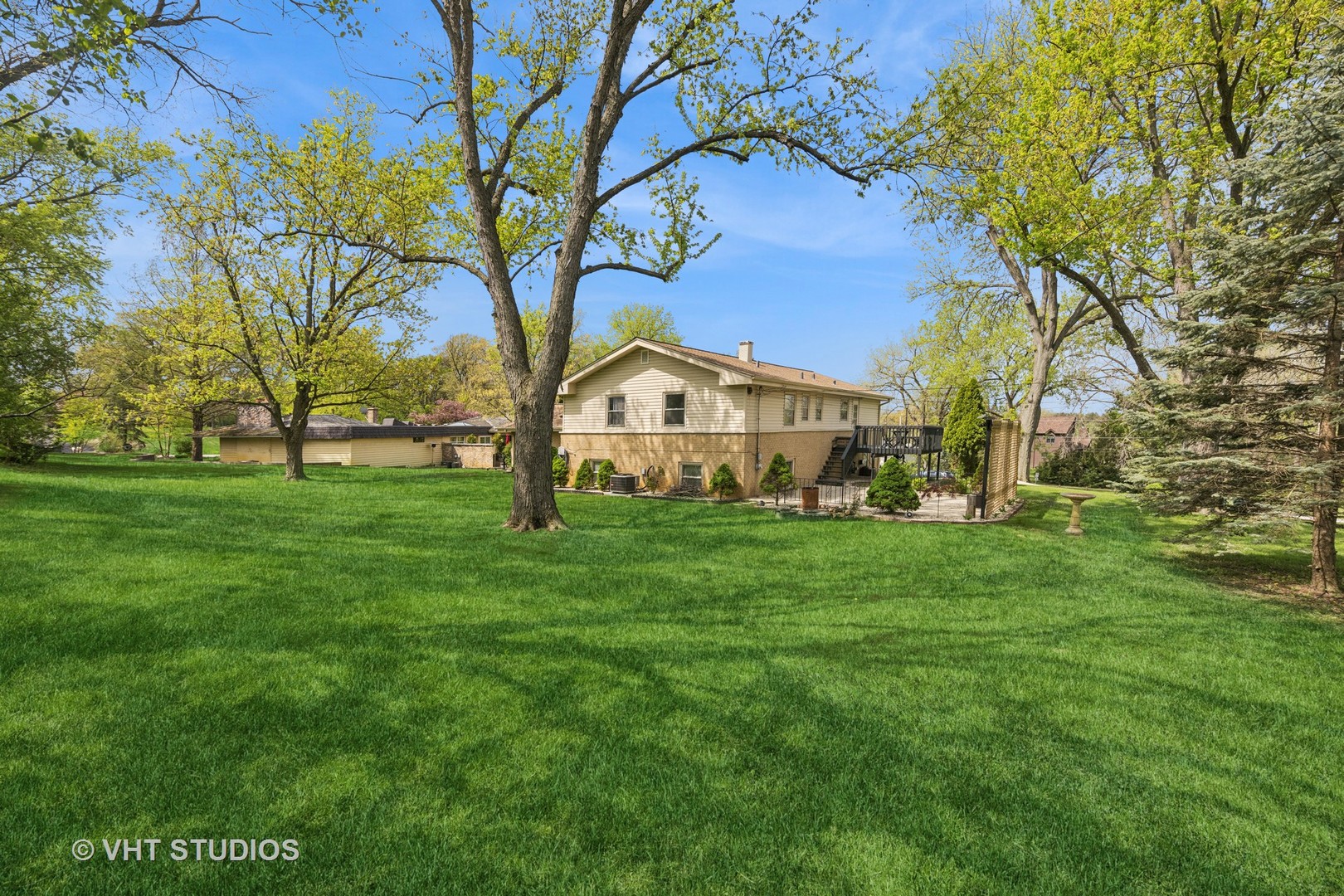 10S111 Leonard Drive, Willowbrook, IL 60527