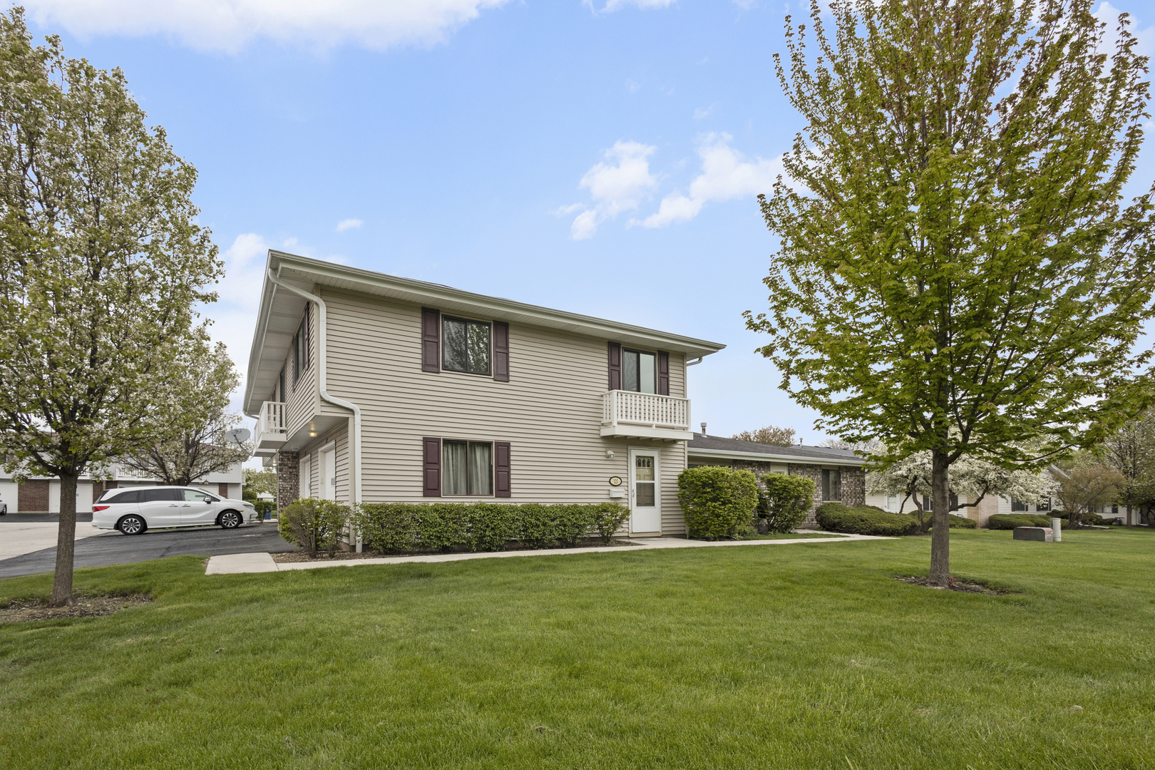 121 Cotuit Court #121, Schaumburg, IL 60193