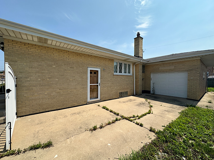 8517 W Carmen Avenue, Chicago, IL 60656