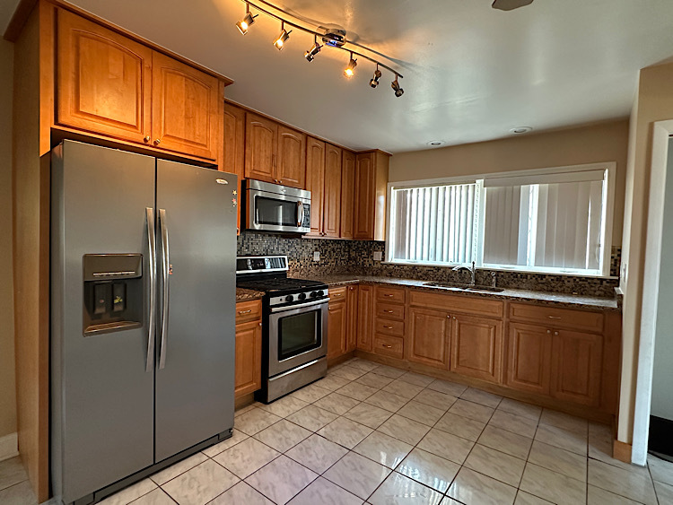8517 W Carmen Avenue, Chicago, IL 60656