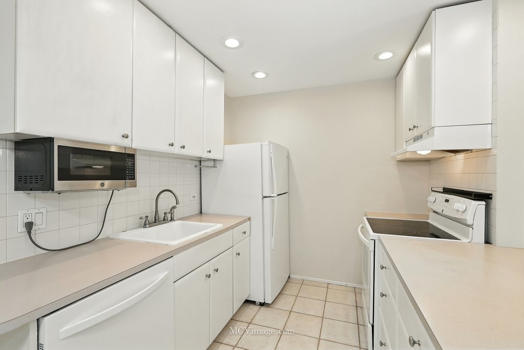 6186 Pinewood Court #102, Willowbrook, IL 60527