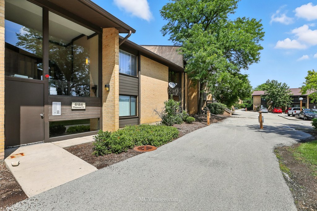 6186 Pinewood Court #102, Willowbrook, IL 60527