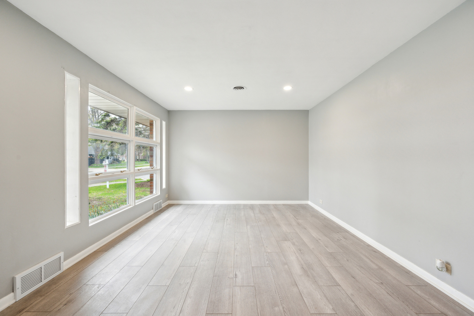 2010 W Monroe Street, Waukegan, IL 60085