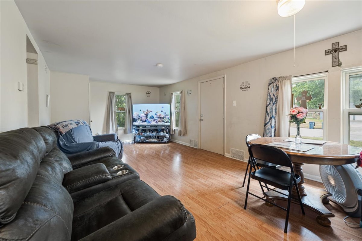 808 Gillette Avenue, Aurora, IL 60506