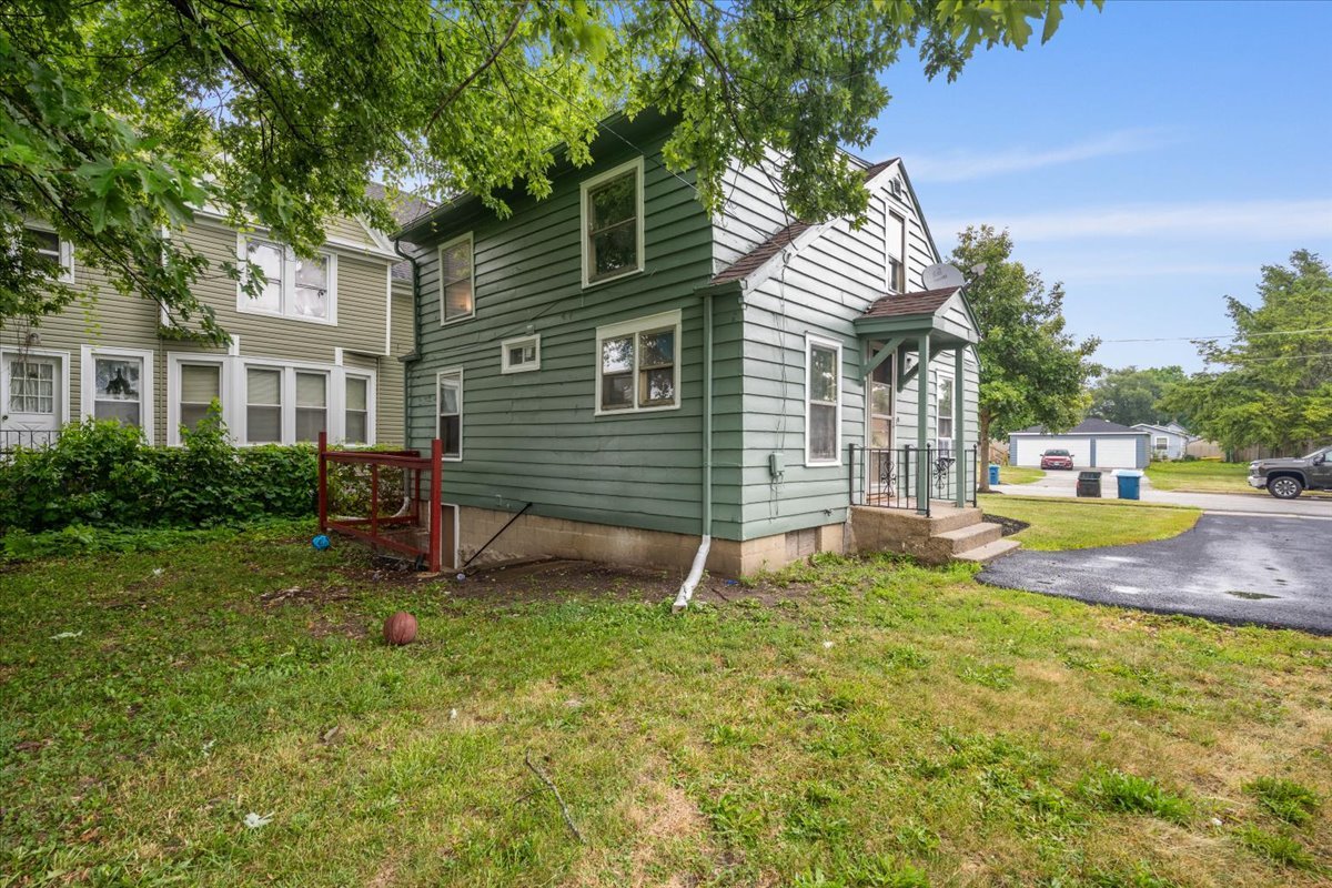 808 Gillette Avenue, Aurora, IL 60506
