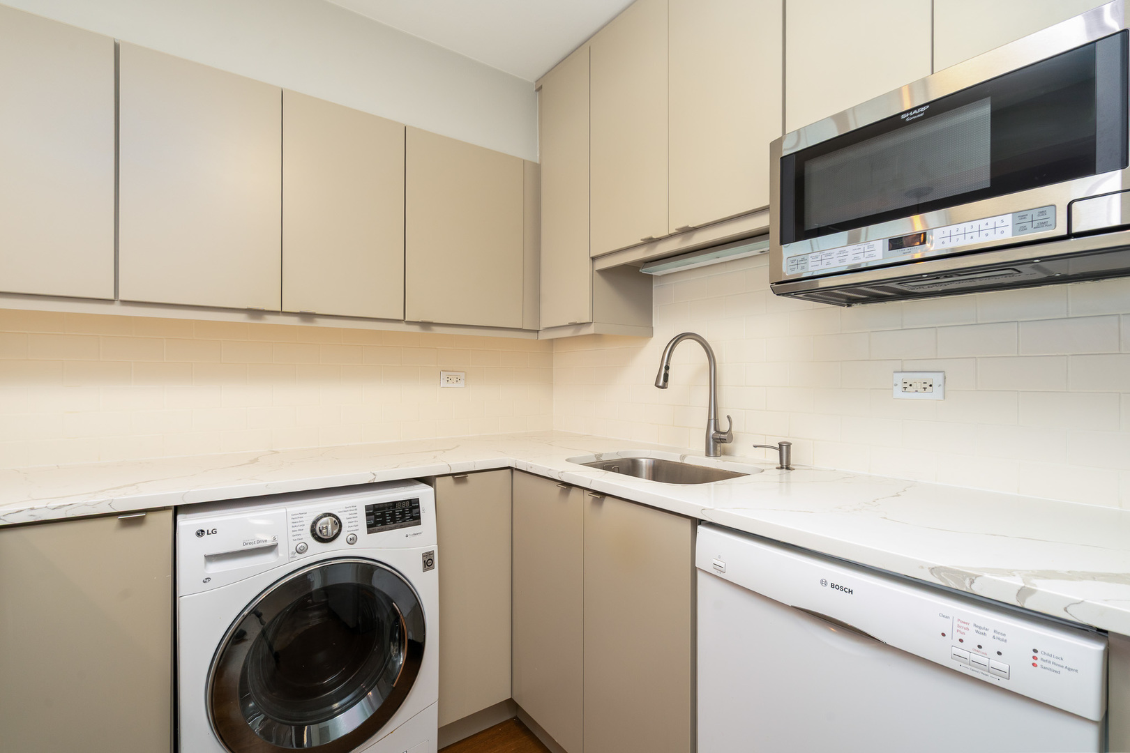 1560 N SANDBURG Terrace #2506J, Chicago, IL 60610