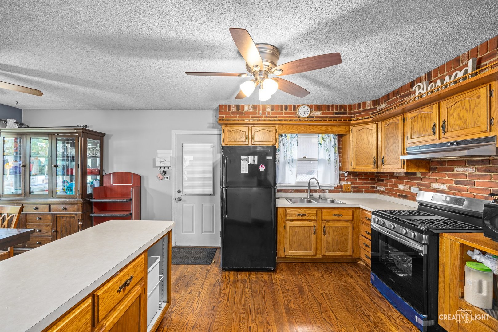1020 Hahn Place, West Chicago, IL 60185