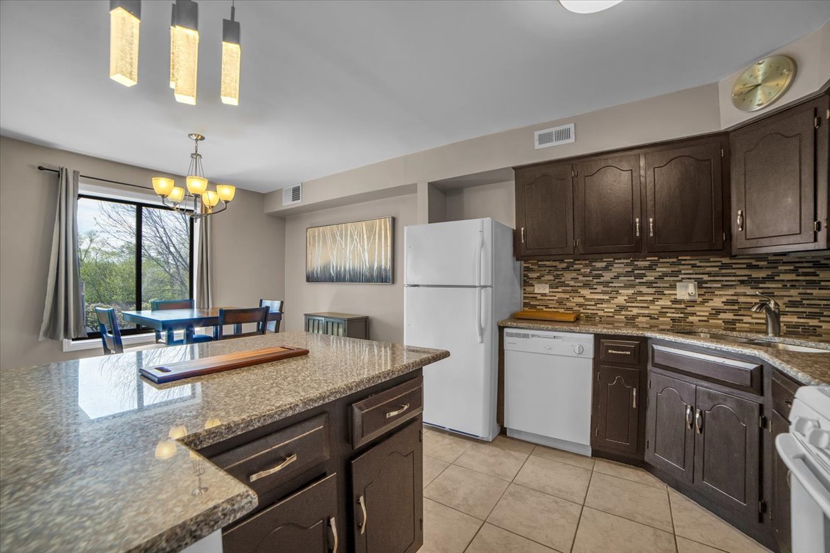 463 Valley Drive #303, Naperville, IL 60563
