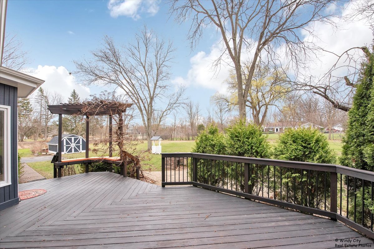 1375 Atkinson Road, Green Oaks, IL 60048
