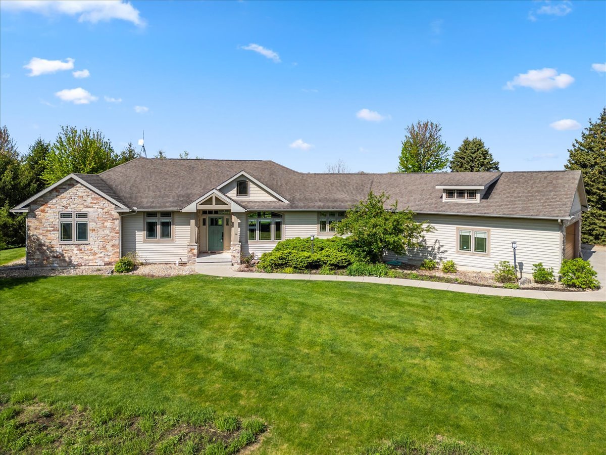 2297 Deer Ridge Court, Carlock, IL 61725