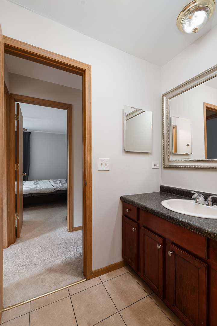 9S220 LAKE Drive #16-201, Willowbrook, IL 60527
