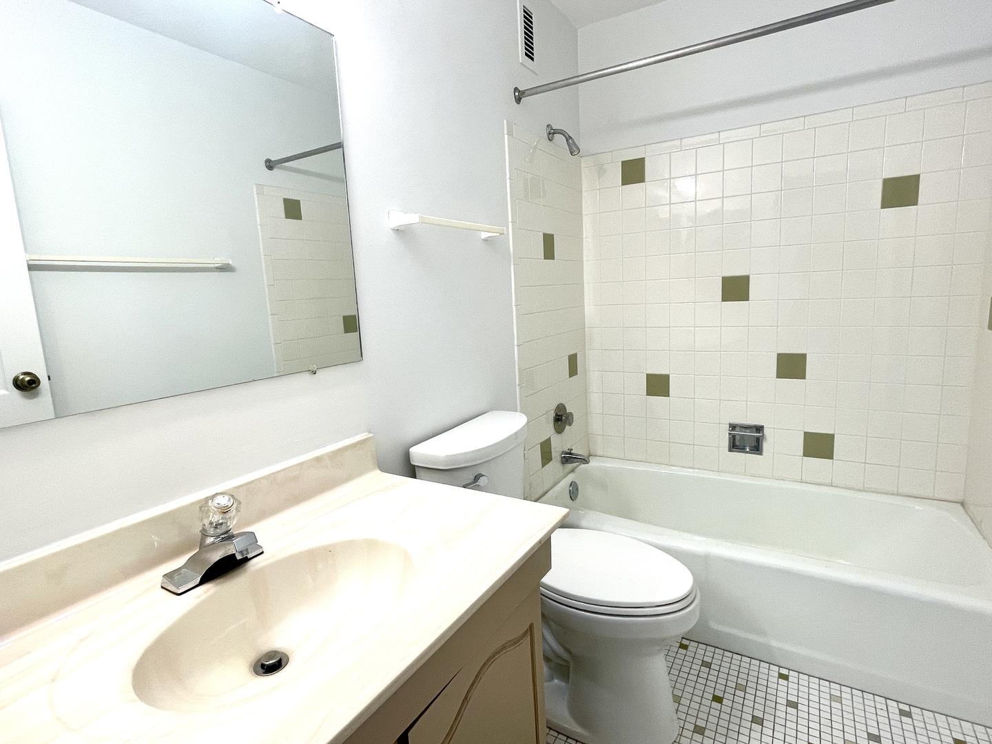 2201 S Highland Avenue #2J, Lombard, IL 60148