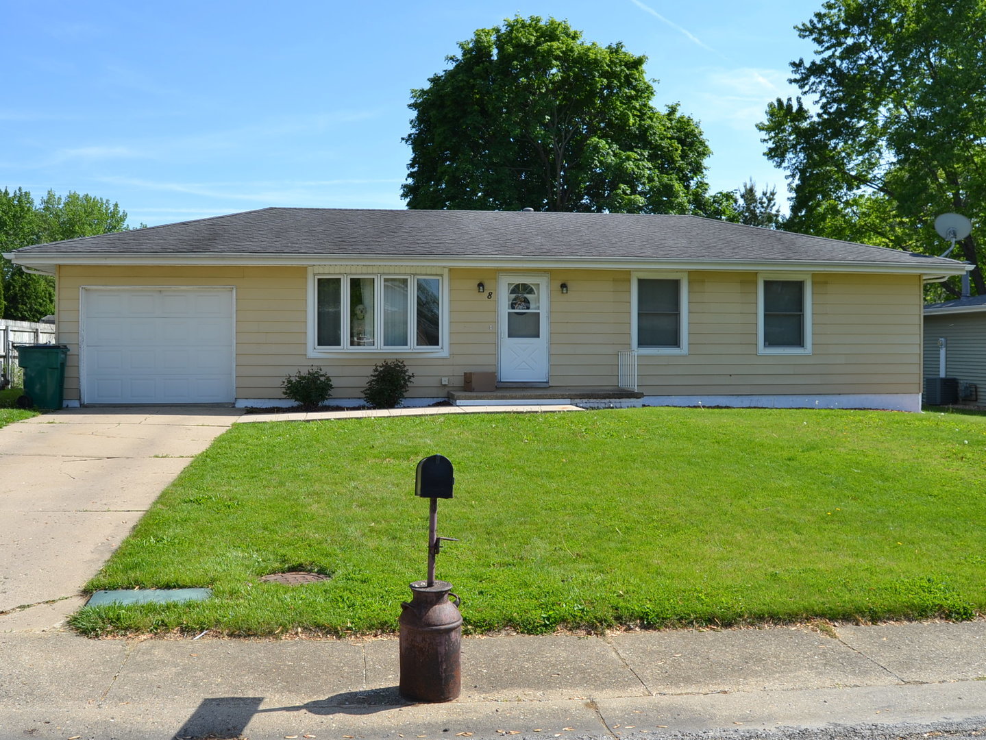 8 Holly Drive, Clinton, IL 61727