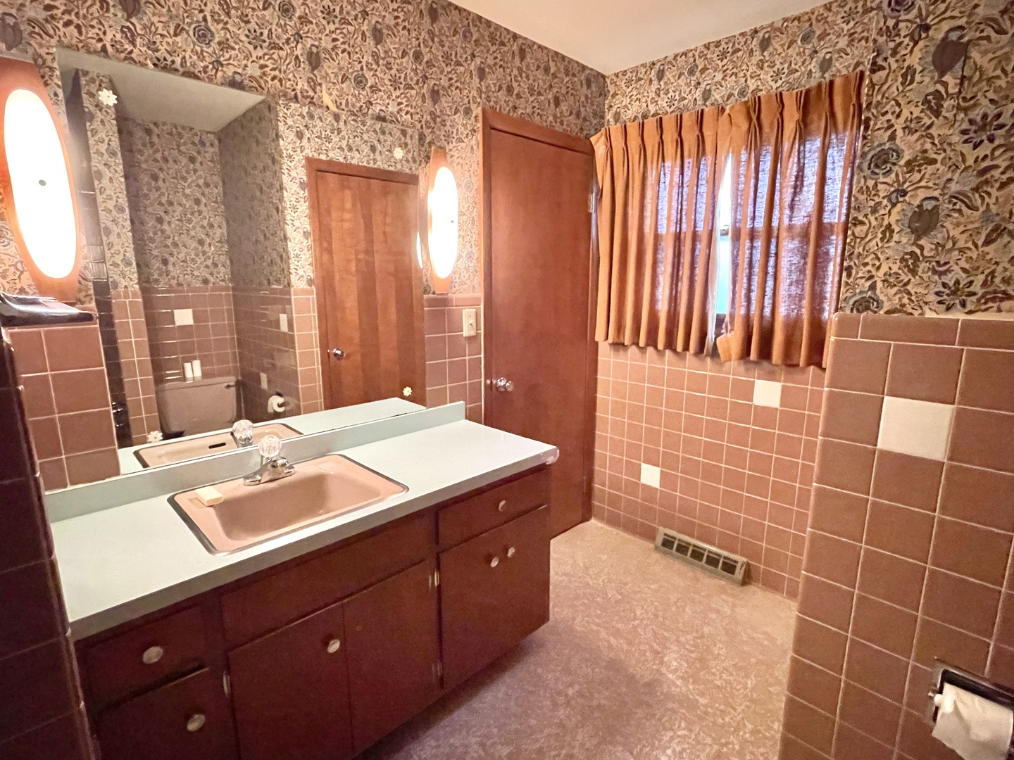 1900 Charles Lane, Aurora, IL 60505