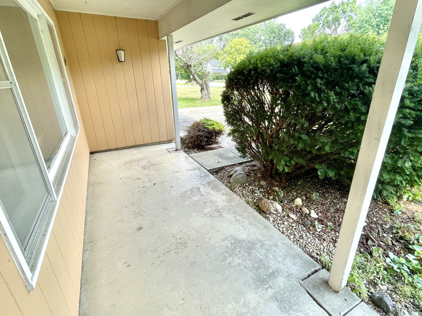 1900 Charles Lane, Aurora, IL 60505