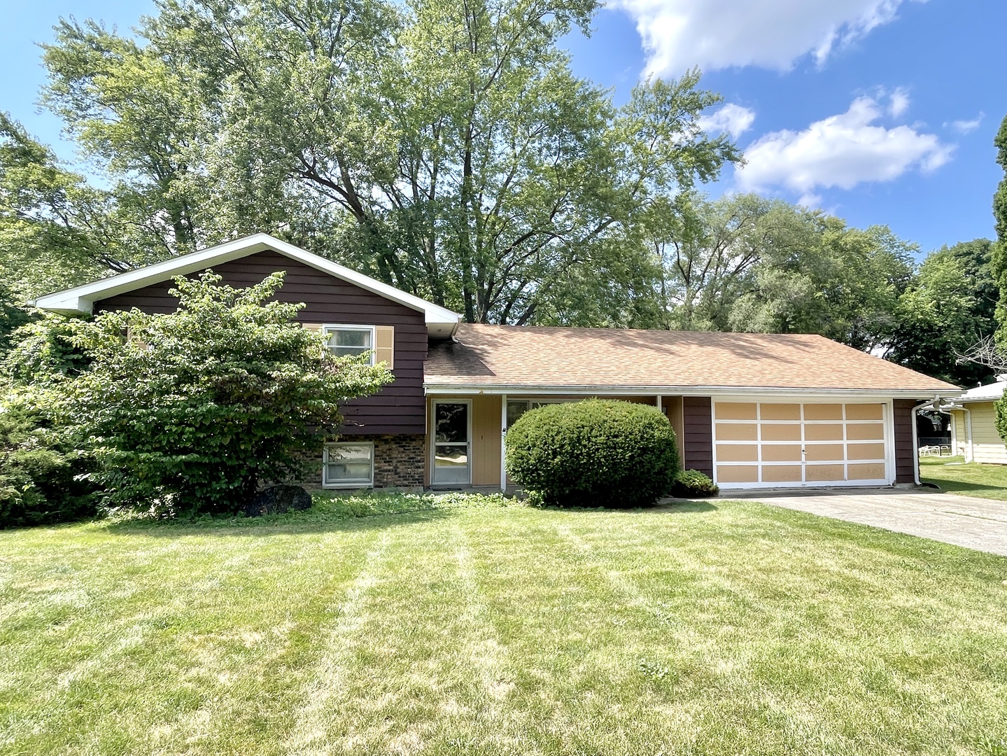 1900 Charles Lane, Aurora, IL 60505