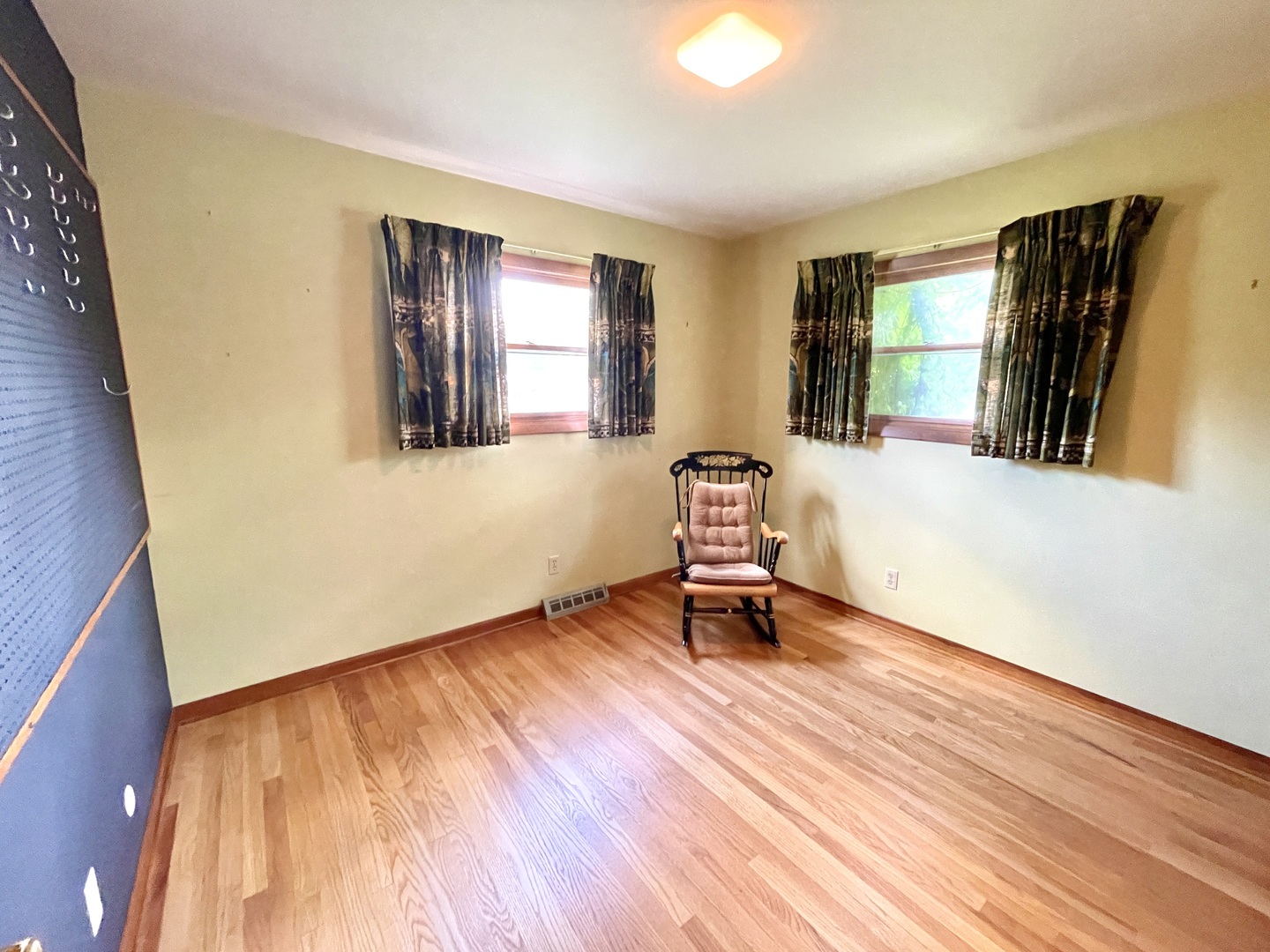 1900 Charles Lane, Aurora, IL 60505