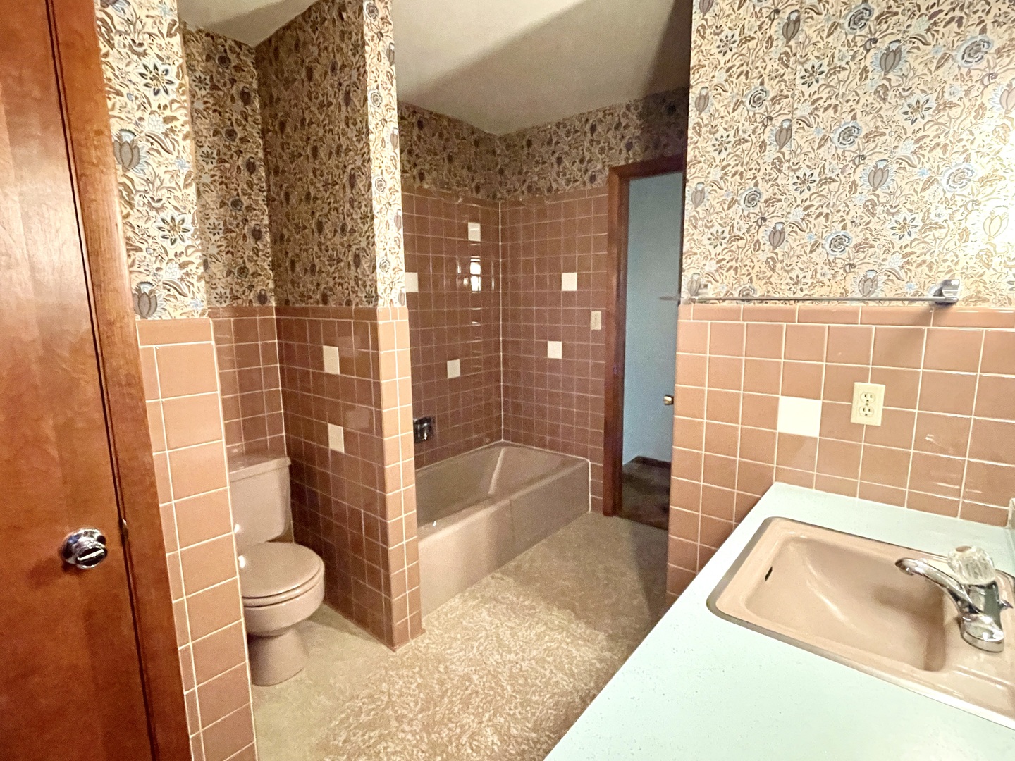 1900 Charles Lane, Aurora, IL 60505