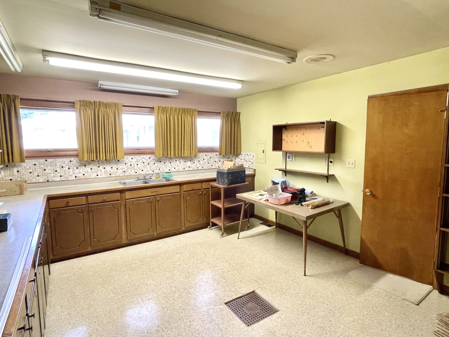 1900 Charles Lane, Aurora, IL 60505