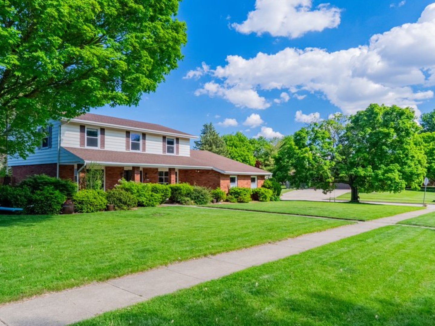 2201 Hedgewood Drive, Bloomington, IL 61704