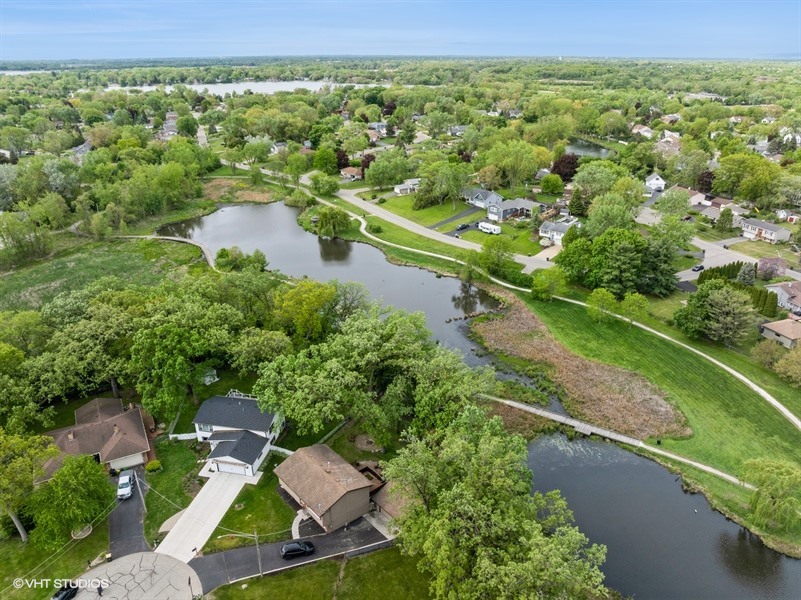 1811 MAPLEWOOD Court, Lindenhurst, IL 60046