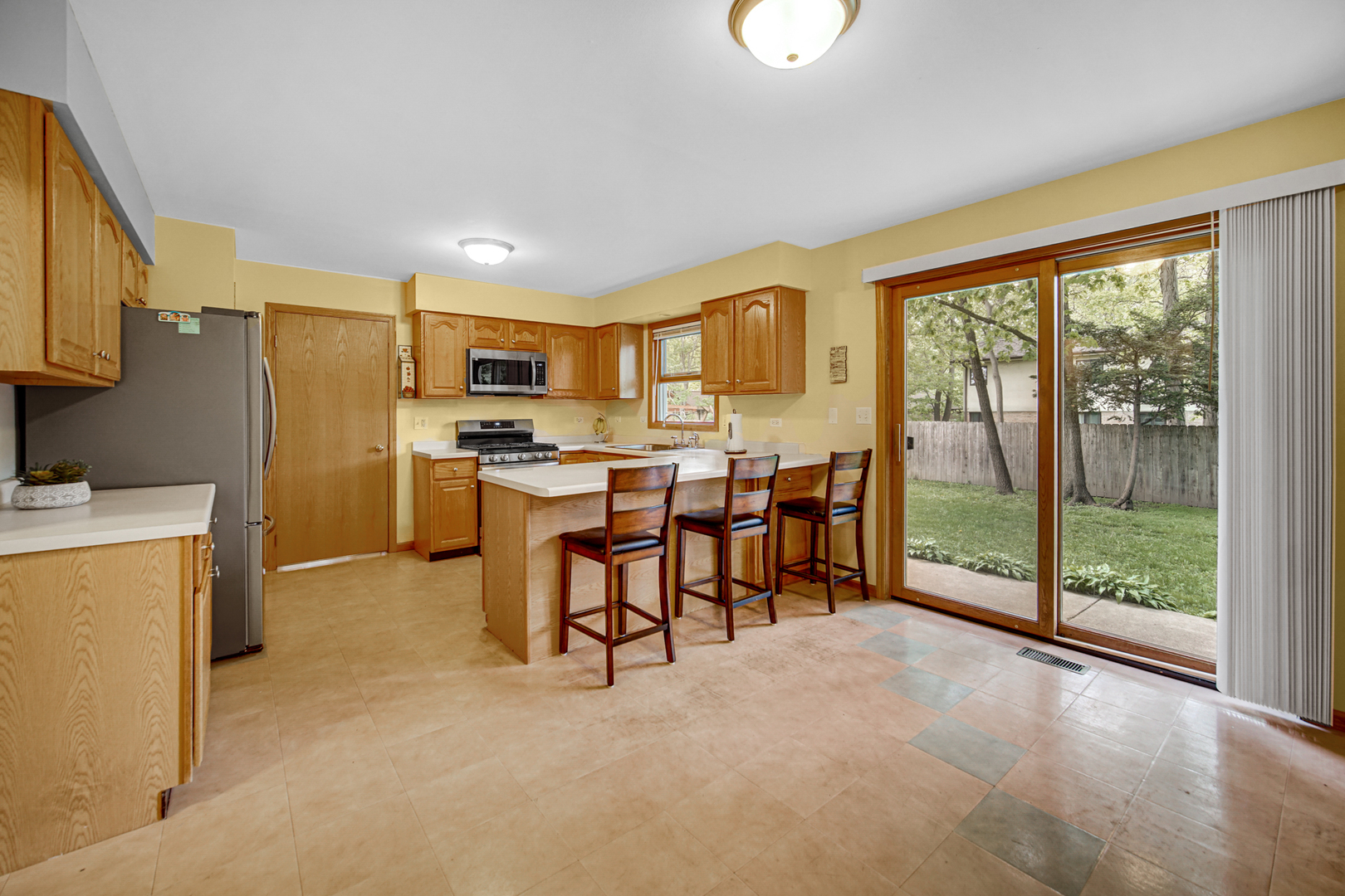 11576 W Half Day Road, Deerfield, IL 60015