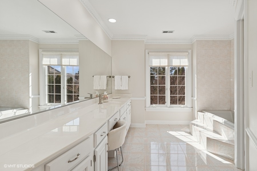 1211 Highgate Court, Libertyville, IL 60048