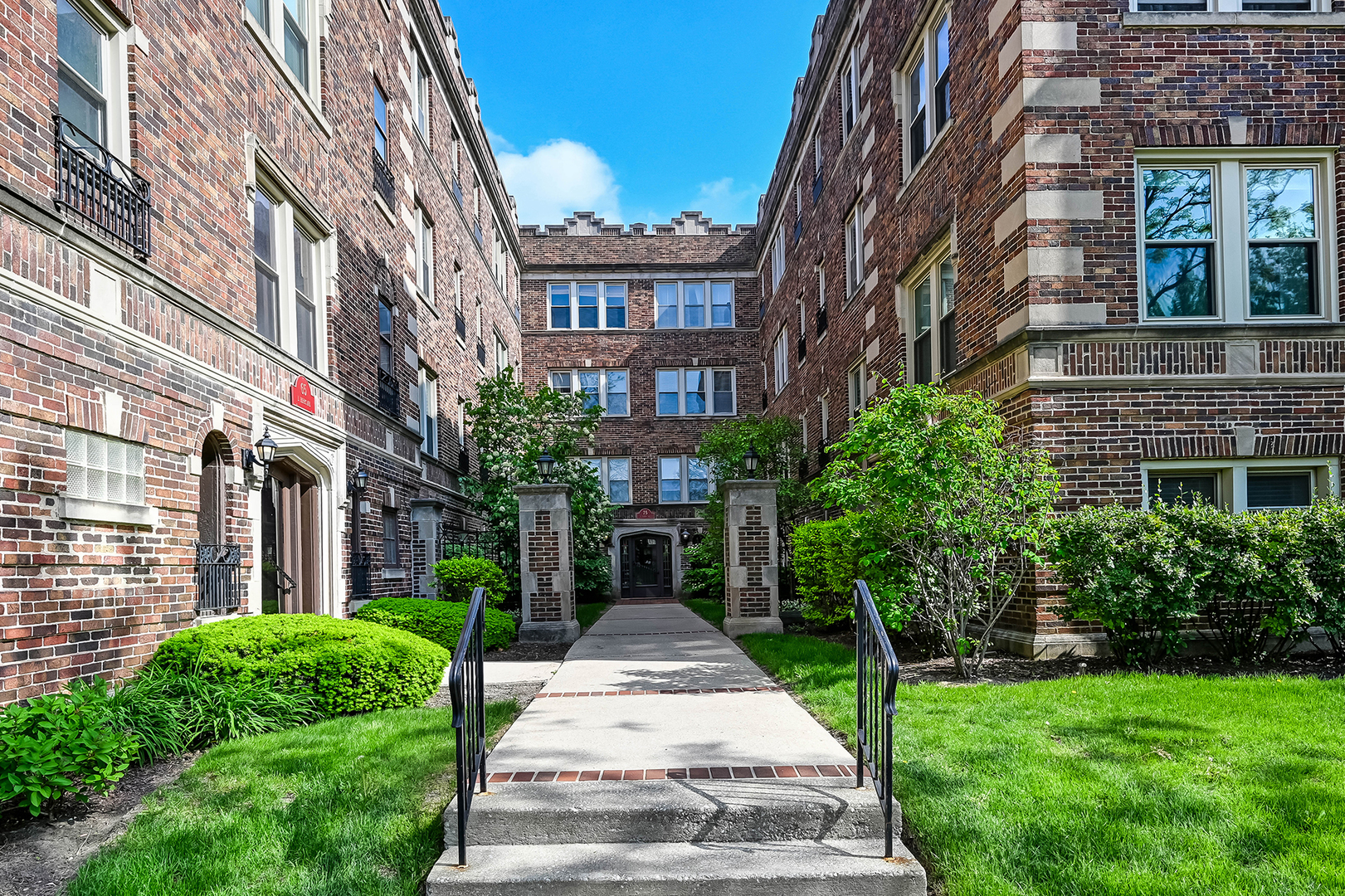 75 E Harris Avenue #2E, La Grange, IL 60525
