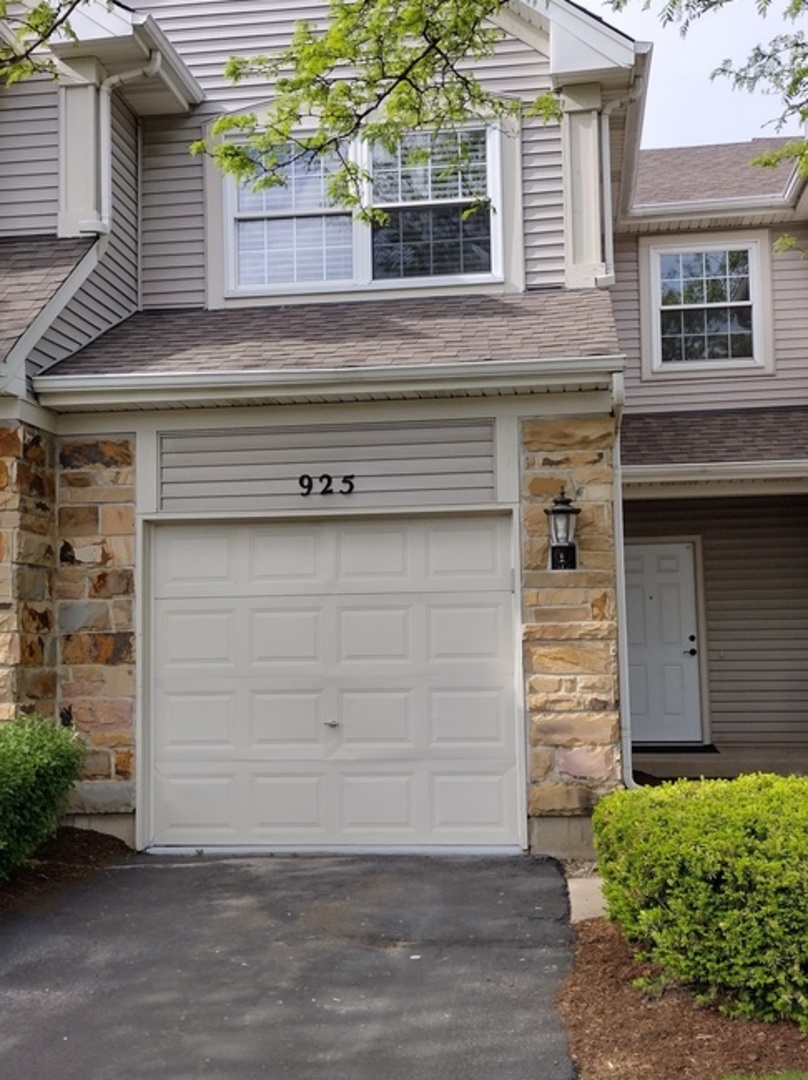 925 Mesa Drive, Lake In The Hills, IL 60156