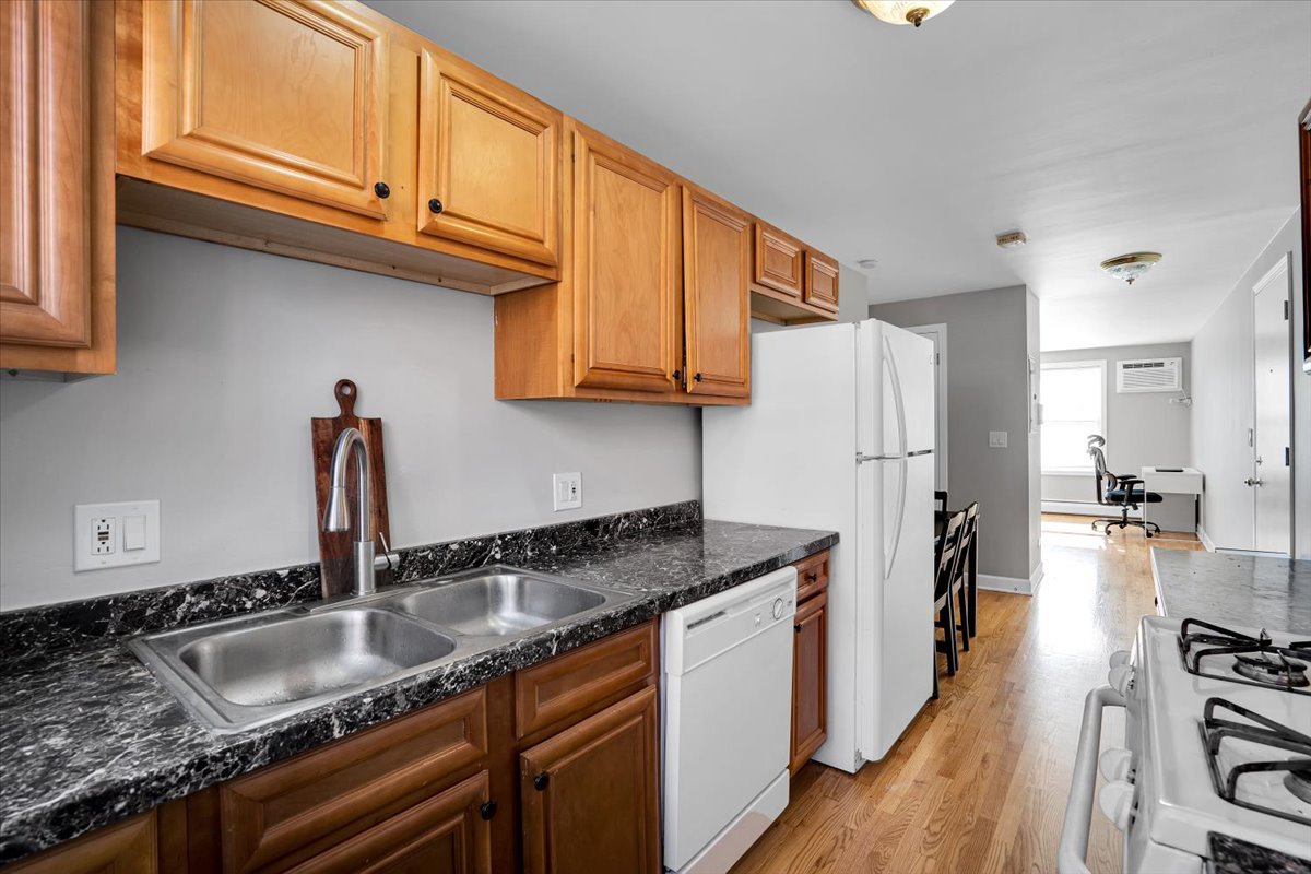 2907 W Summerdale Avenue #D2, Chicago, IL 60625