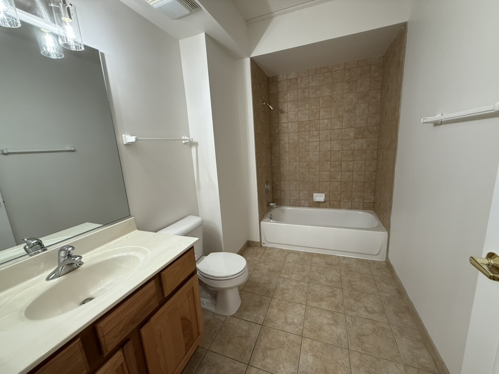 3401 N Carriageway Drive #307, Arlington Heights, IL 60004