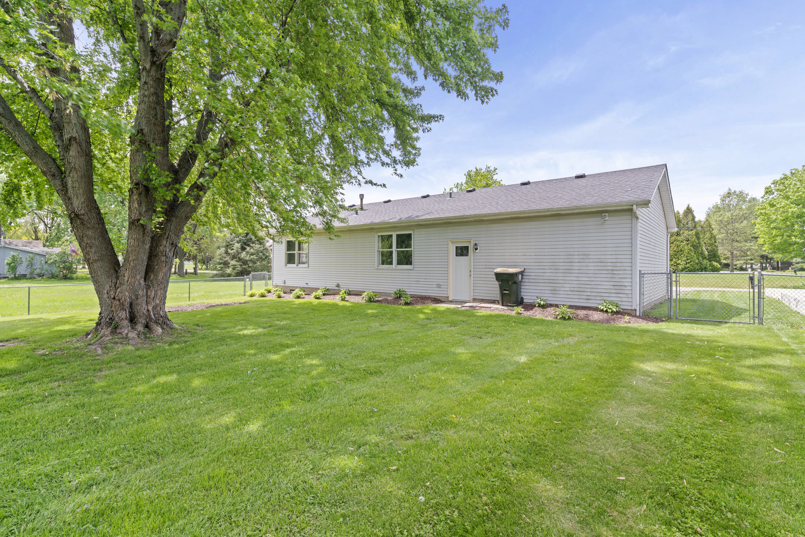 1496 Lois Lane, Lake Holiday, IL 60548