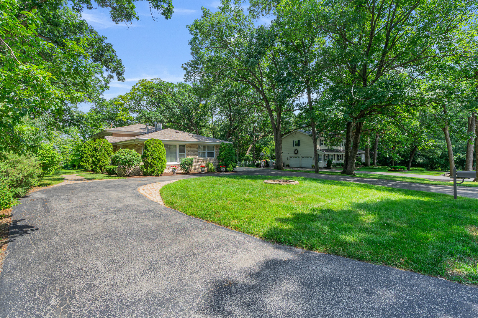 11S047 PALISADES Road, Burr Ridge, IL 60527